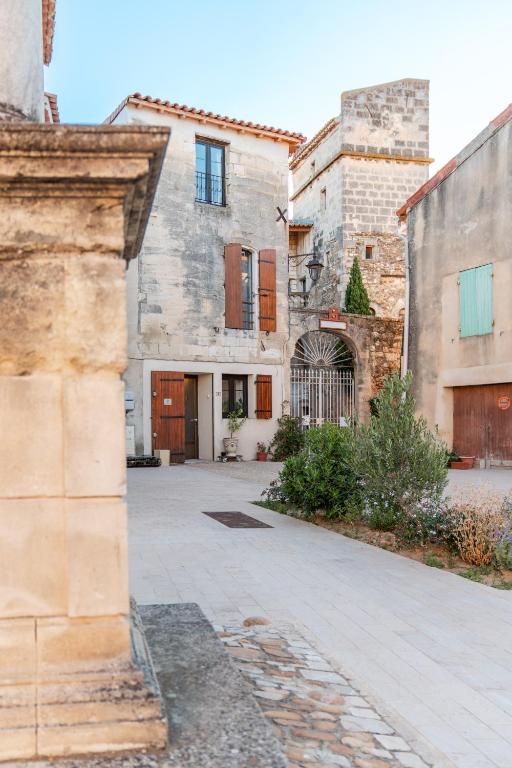 une cour vide dans un ancien bâtiment en pierre dans l'établissement Les Greniers Du Château, à Domazan