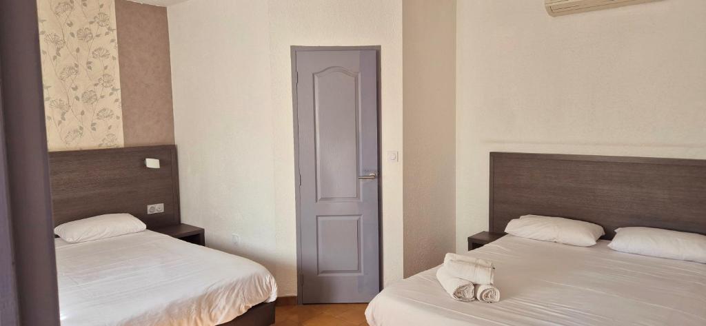 Postel nebo postele na pokoji v ubytování Logis Hôtel Le Mistral - Restaurant - Montélimar Sud