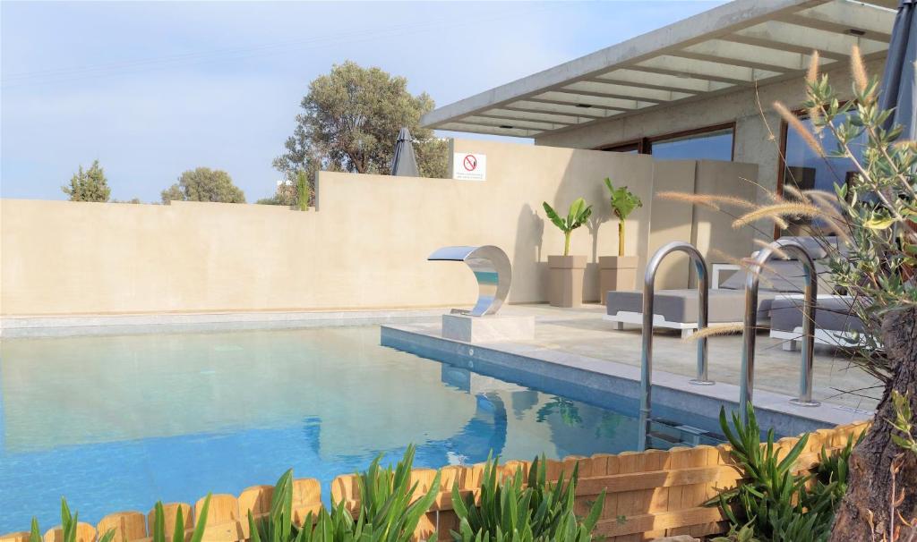 Bazén v ubytování Marnos Luxury Villas nebo v jeho okolí