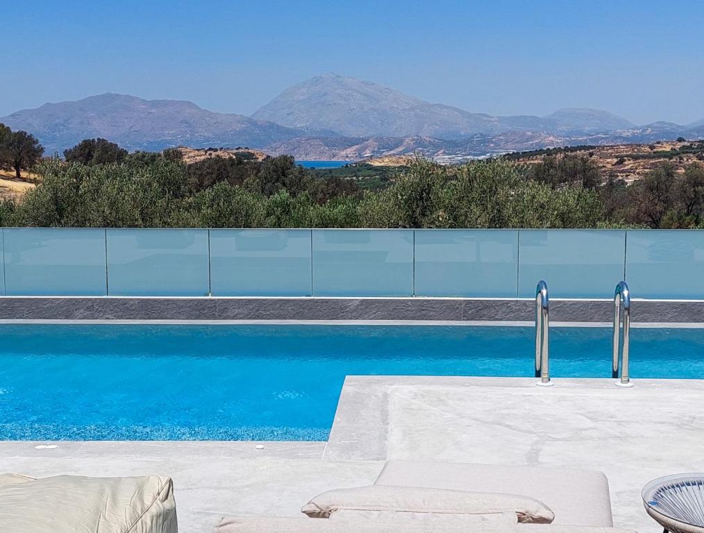 Bazén v ubytování Marnos Luxury Villas nebo v jeho okolí