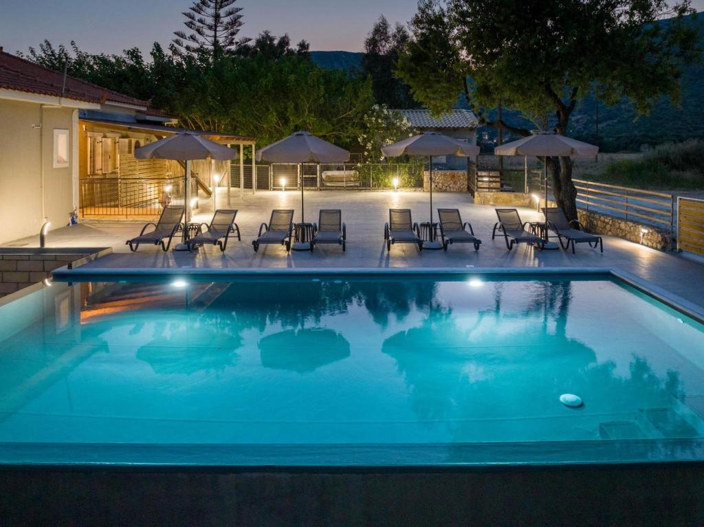 Bazén v ubytování Iphigenia Apartments at Katelios nebo v jeho okolí