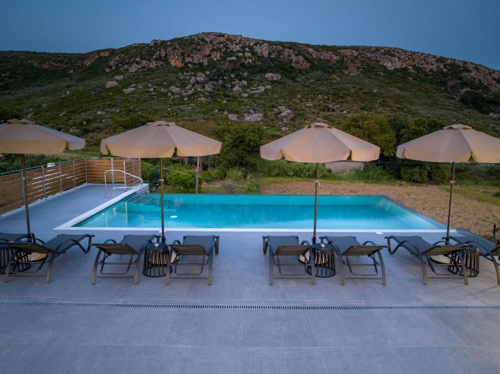 Bazén v ubytování Iphigenia Apartments at Katelios nebo v jeho okolí