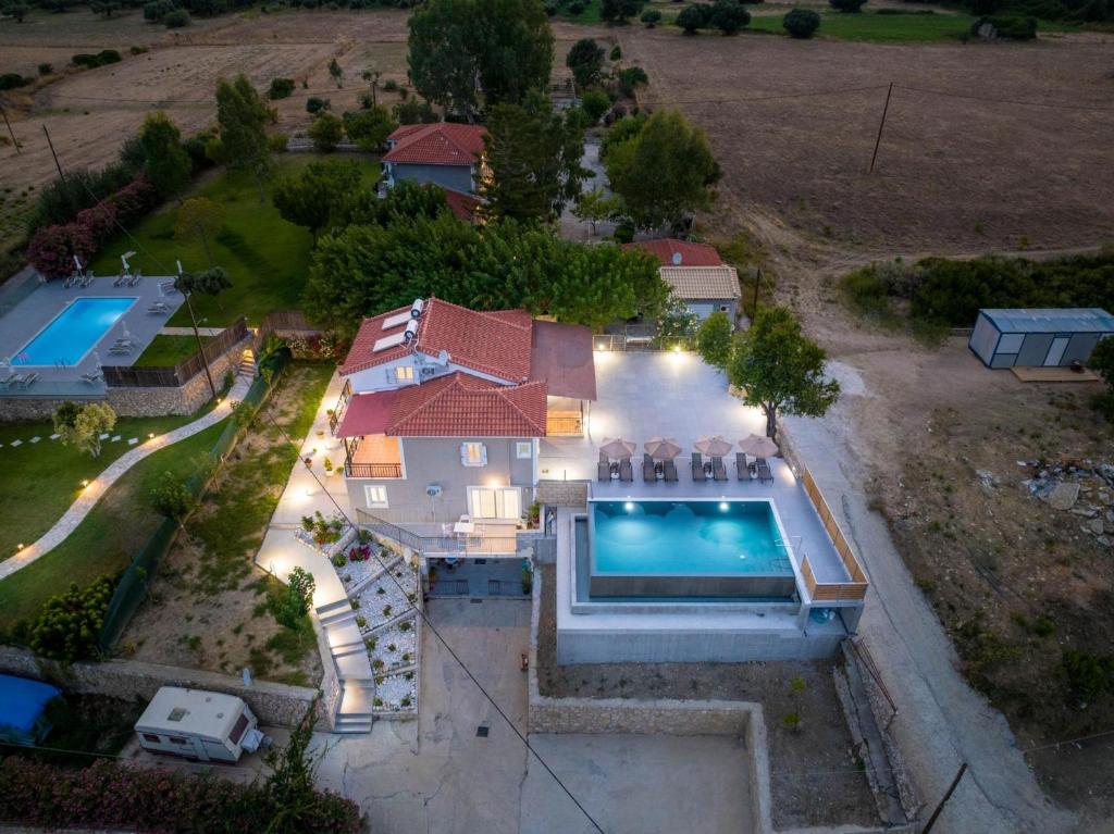 Bazén v ubytování Iphigenia Apartments at Katelios nebo v jeho okolí