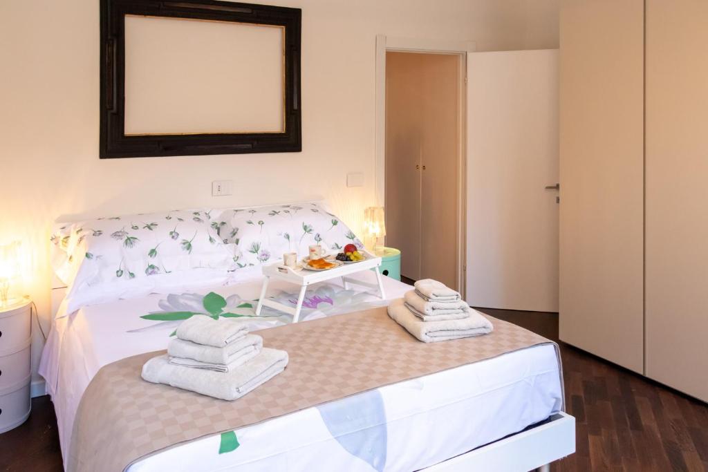 Postel nebo postele na pokoji v ubytování All'Ombra del Campanile di Giotto