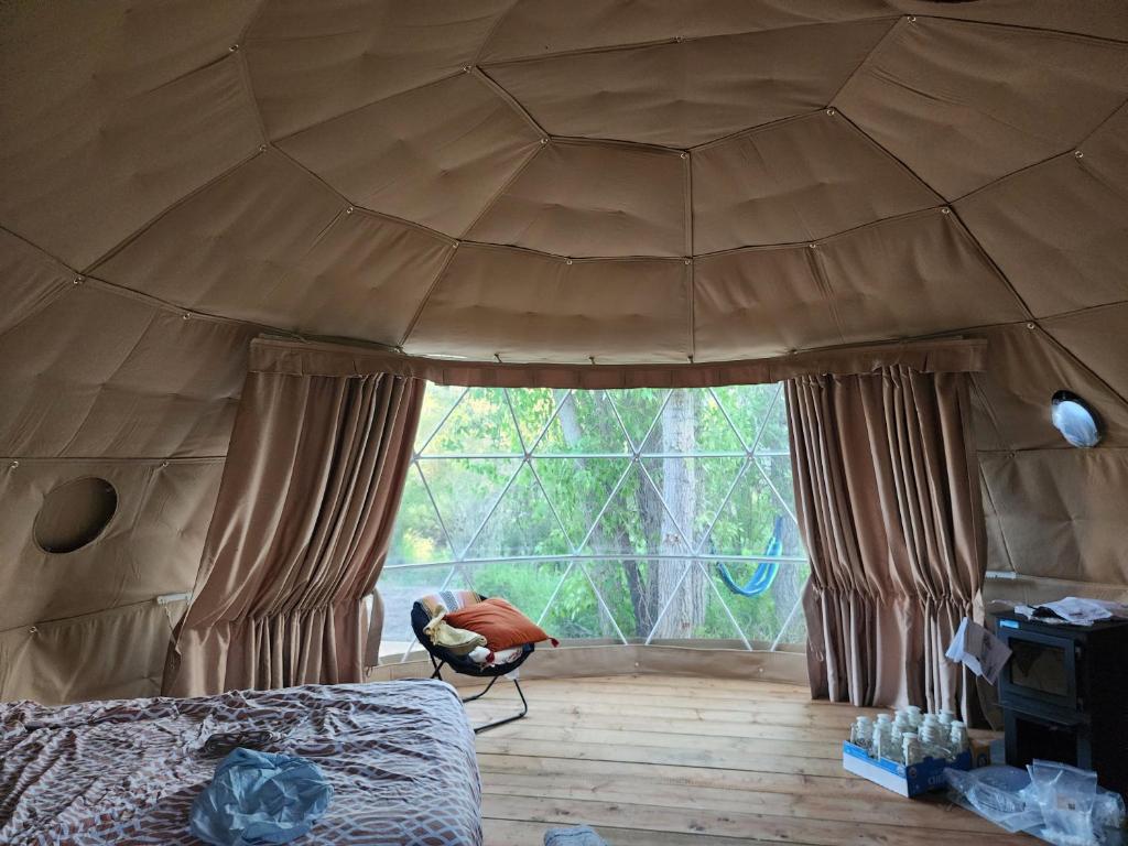Posezení v ubytování D4 Badlands Bunker Dome- 1 Queen Pet Friendly