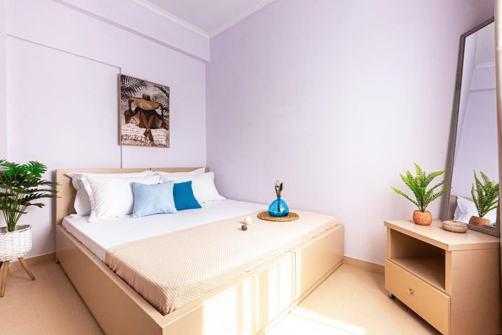- une petite chambre avec un lit aux murs blancs dans l'établissement Himara City 35 - Central & Beach Access, à Himarë