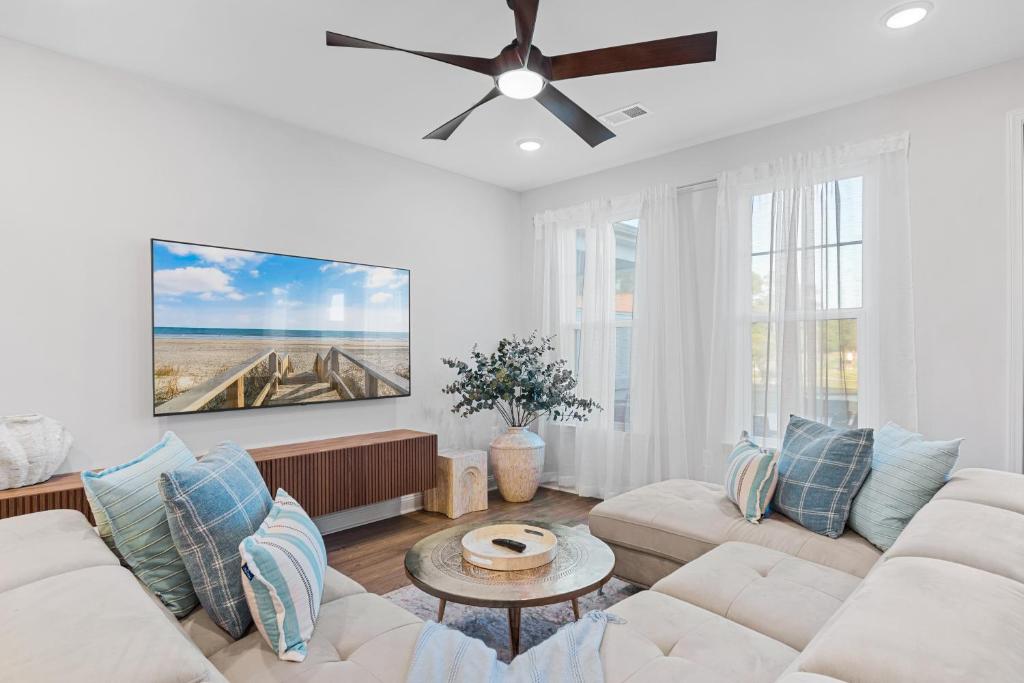 Una sala de estar con un sofá y un ventilador de techo. en Tee & Sea Paradise by myBeach Vacation Rentals, en Myrtle Beach
