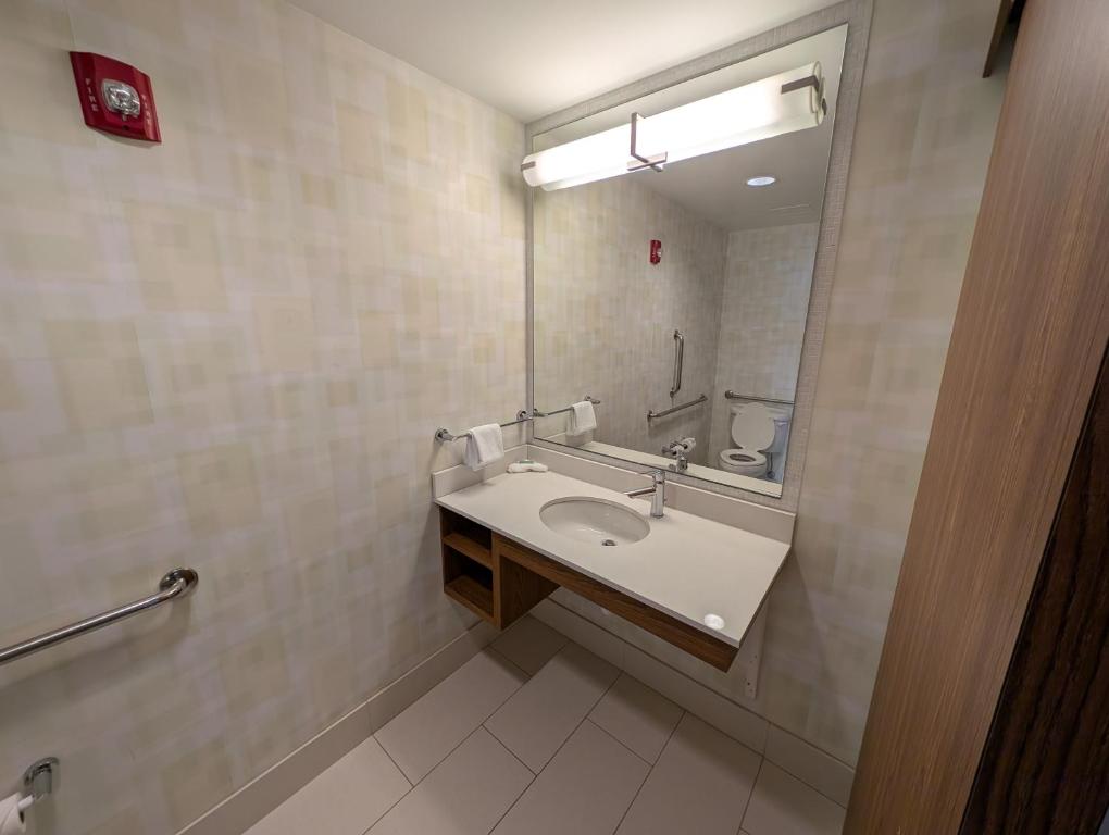 Koupelna v ubytování SpringHill Suites by Marriott Chicago Waukegan/Gurnee
