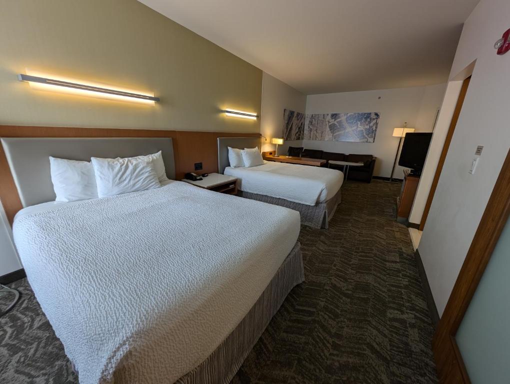 Postel nebo postele na pokoji v ubytování SpringHill Suites by Marriott Chicago Waukegan/Gurnee