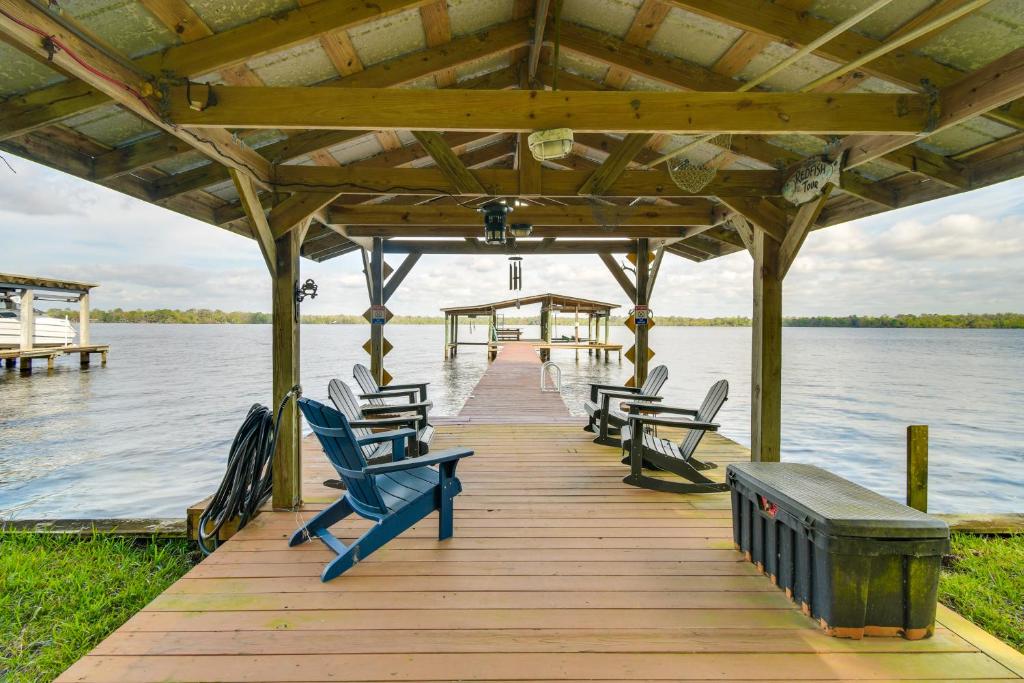 un molo di legno con sedie e una panca sull'acqua di Pet-Friendly St Augustine Home with Dock and Yard! a St. Augustine