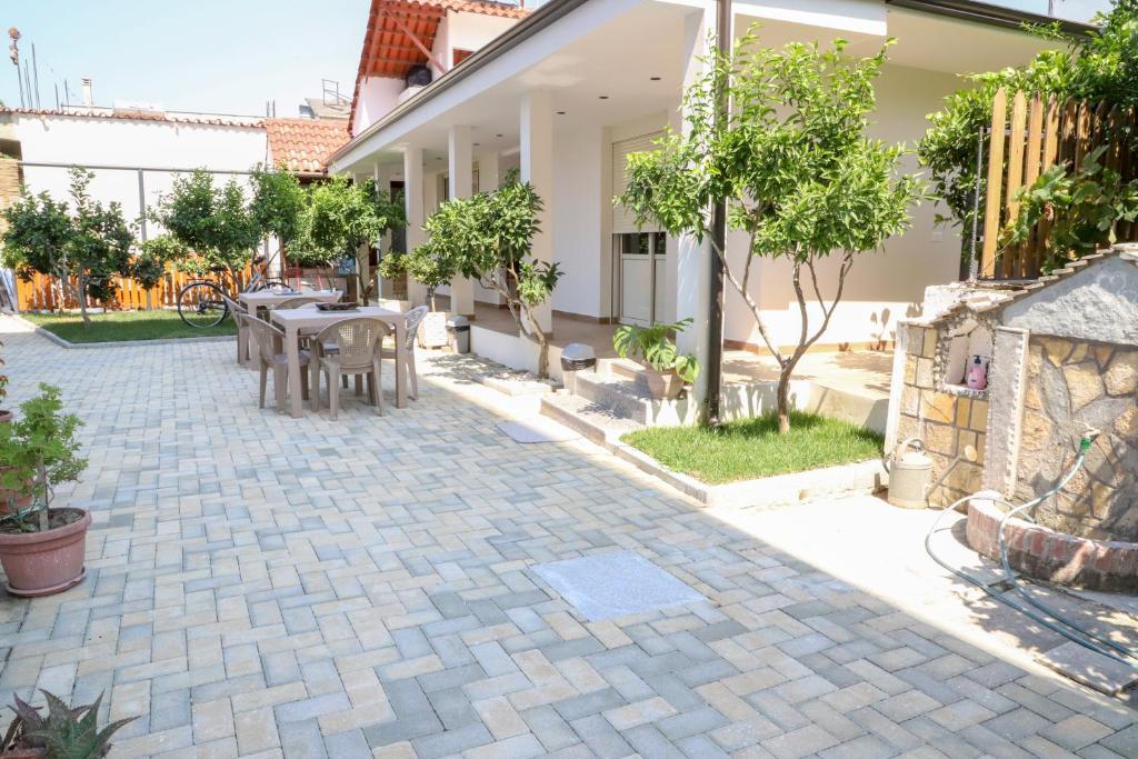 a patio with a table and chairs in a house at Guest House ESANBJA in Berat