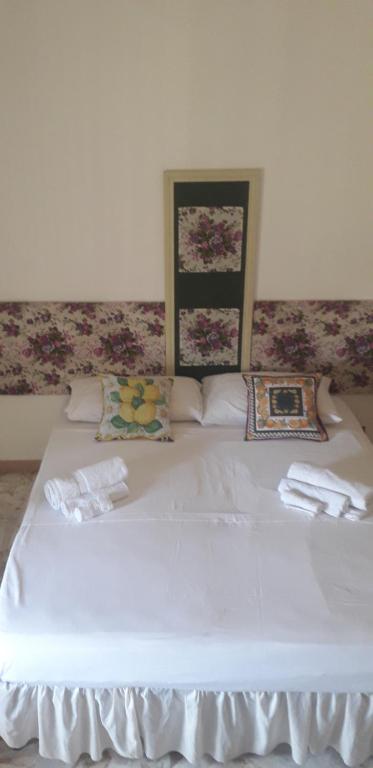 a large white bed with towels on top of it at A Casa Di Alex in Catania