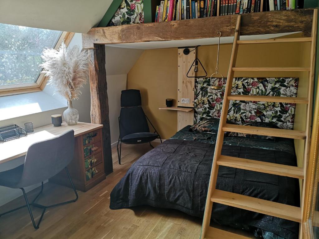 - une chambre avec des lits superposés et un bureau dans l'établissement L'étable buissonnière, à Saint-Pierre-Langers