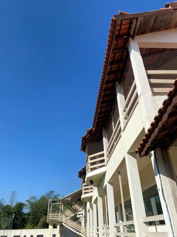 a white building with a blue sky in the background at Elache Plaza Hotel in Roseira