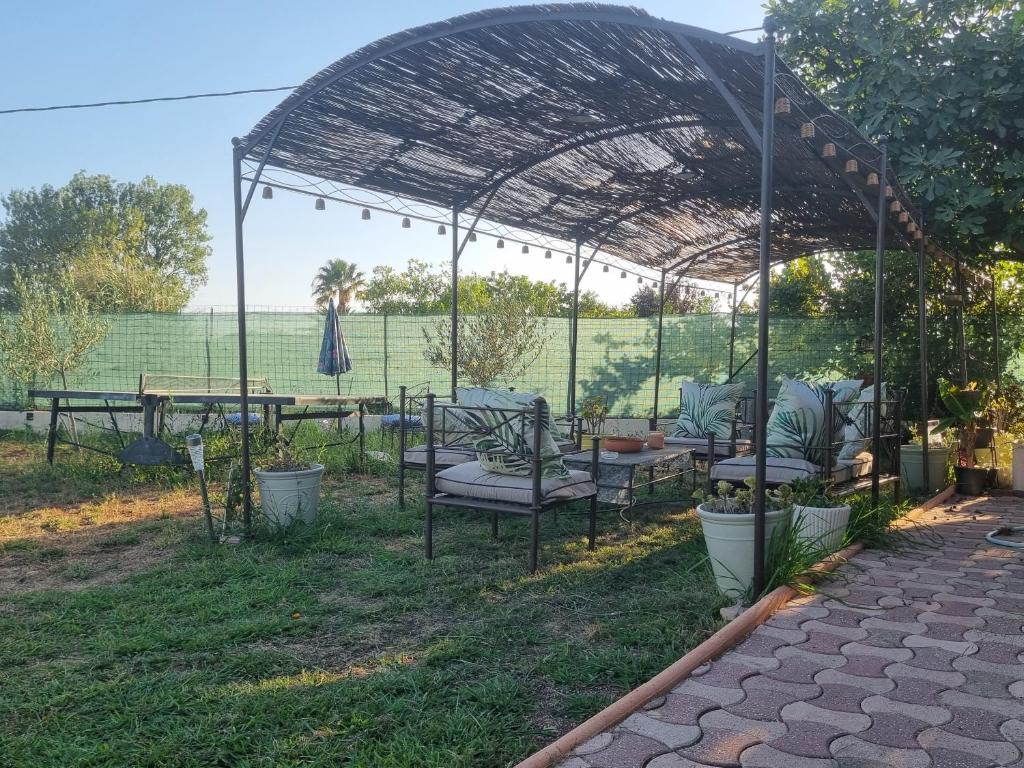 pawilon z krzesłami i stołami na polu w obiekcie Villa au coeur des vignes w mieście Le Luc