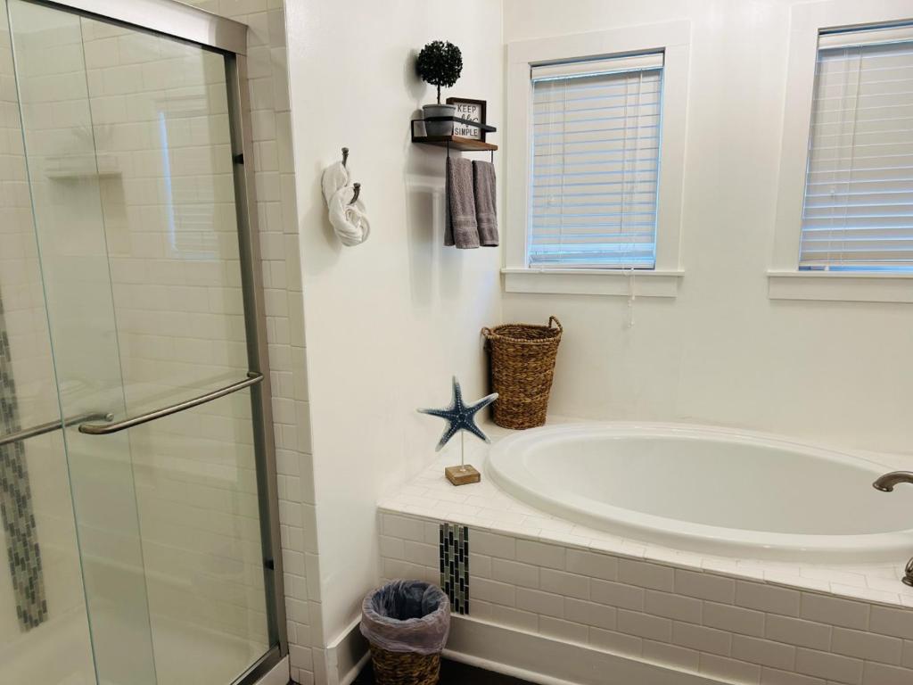 Et badeværelse på Cottage on Broadmoor