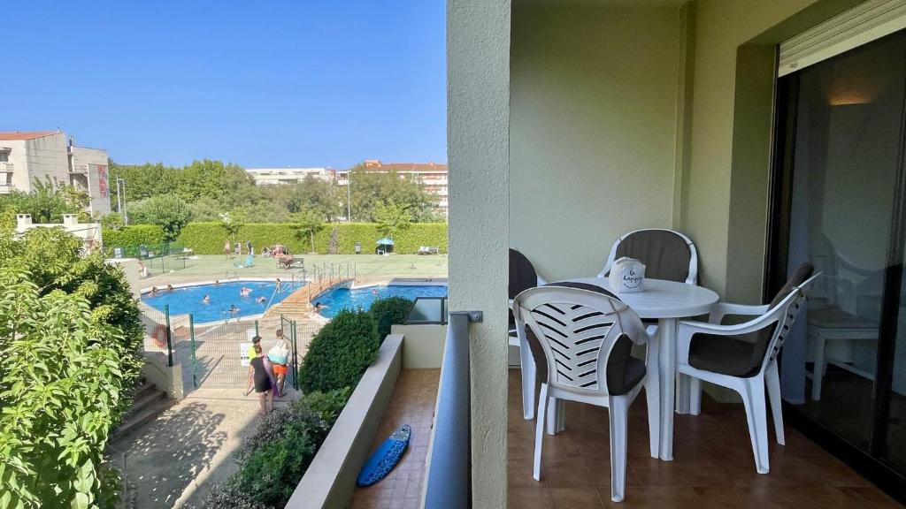 The swimming pool at or close to Jardins del mar 127