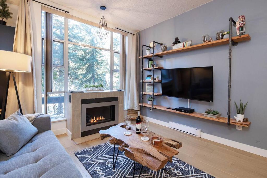 TV a/nebo společenská místnost v ubytování Glacier Lodge Premiere Suite