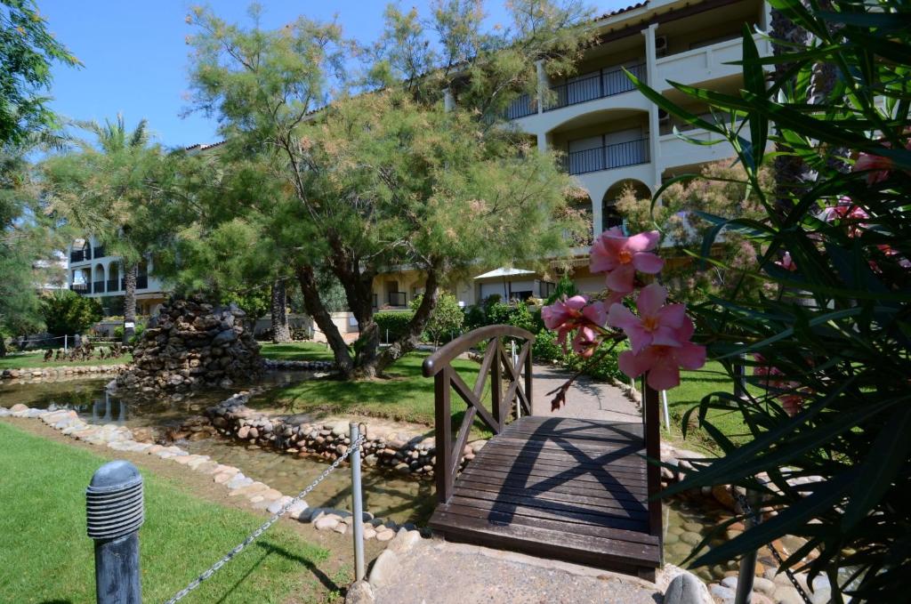 A garden outside Jardins del mar 127