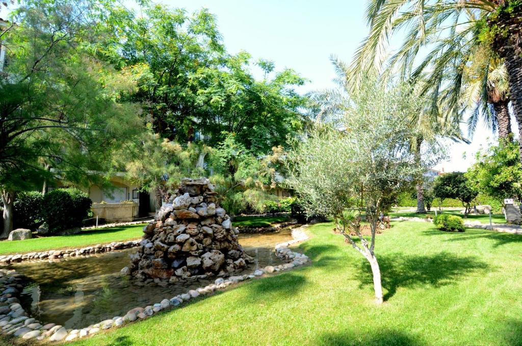 A garden outside Jardins del mar 127