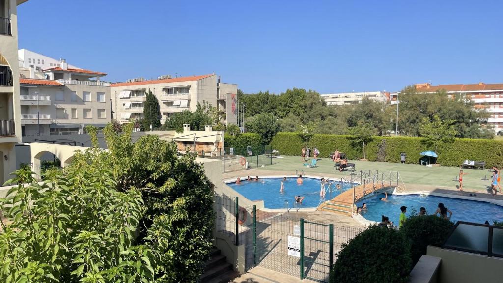The swimming pool at or close to Jardins del mar 127