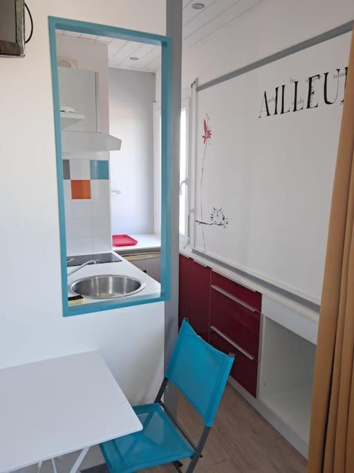 une chaise bleue dans une cuisine avec évier dans l'établissement Studio Arc En Ciel 1 - 25 allée des Pinons - 9-1, à Saint-Jean-de-Monts