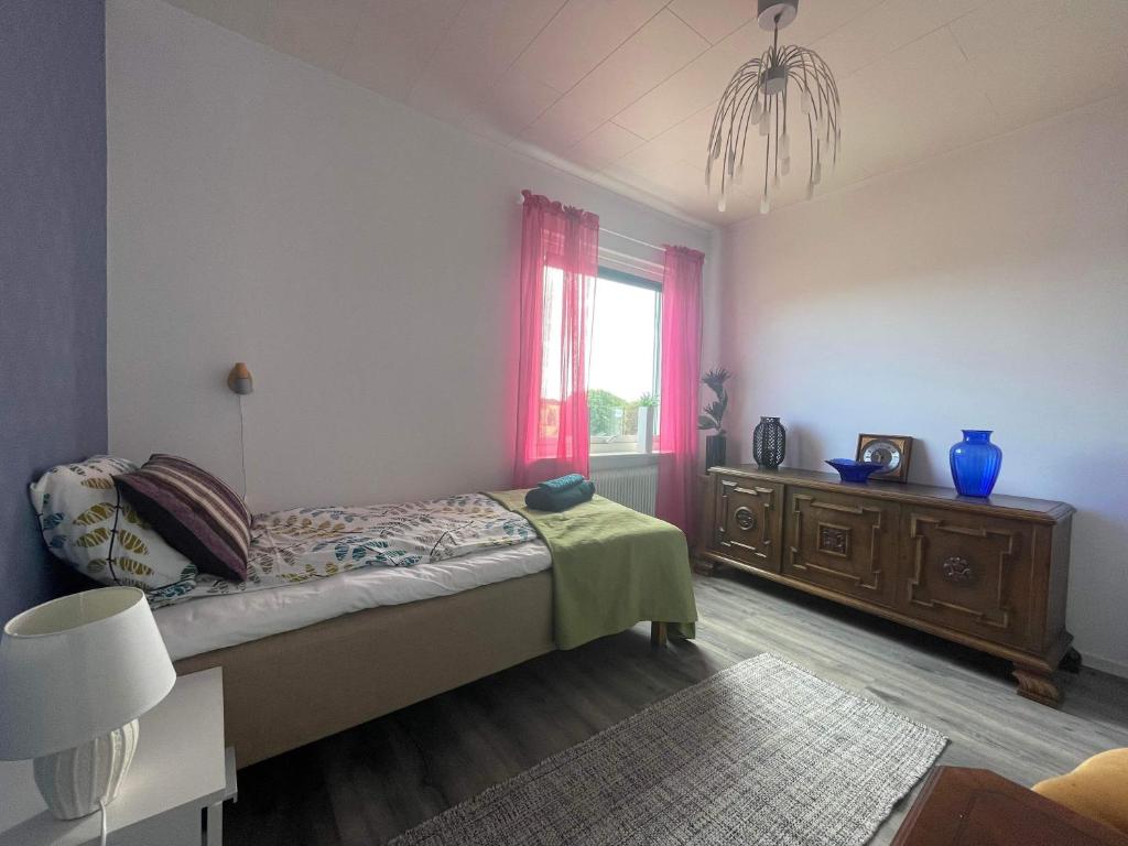 Postel nebo postele na pokoji v ubytování Ödeshög Modernt och stilfullt B&B