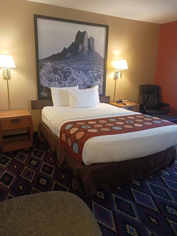 una habitación de hotel con una cama grande y una pintura en la pared en Super 8 by Wyndham Las Vegas, en Las Vegas
