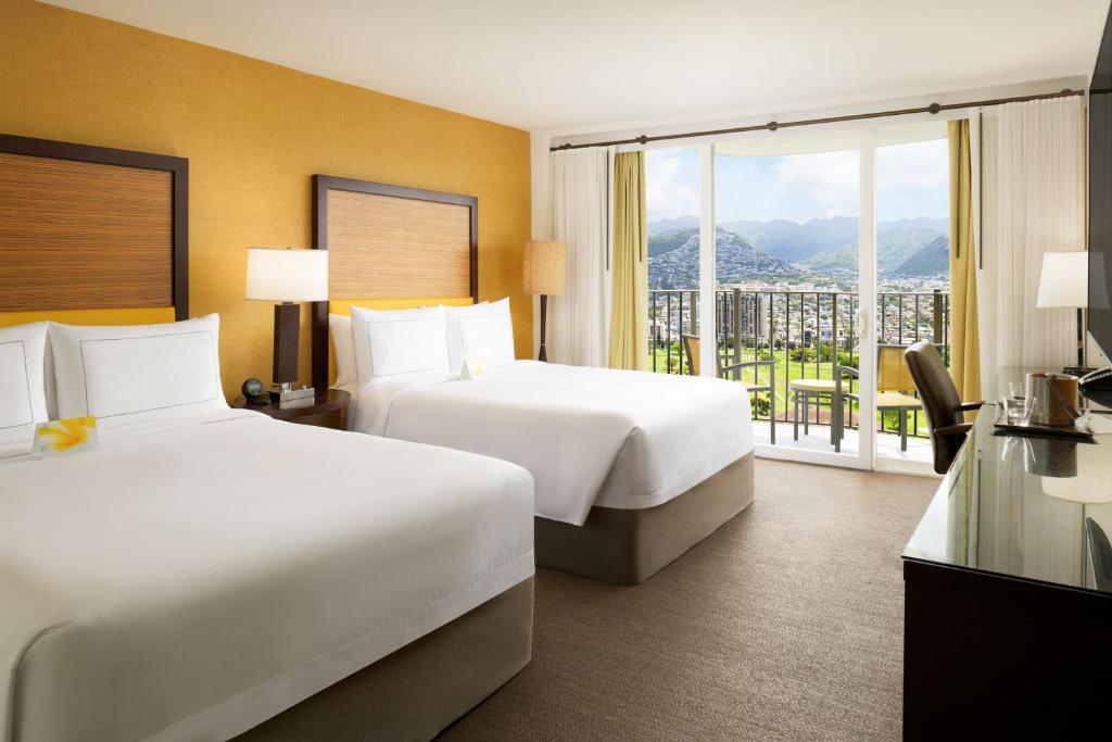 Hilton Waikiki Beach Resort & Spa - Habitación Premium Queen Con Dos Camas Queen Y Vistas A La Montaña