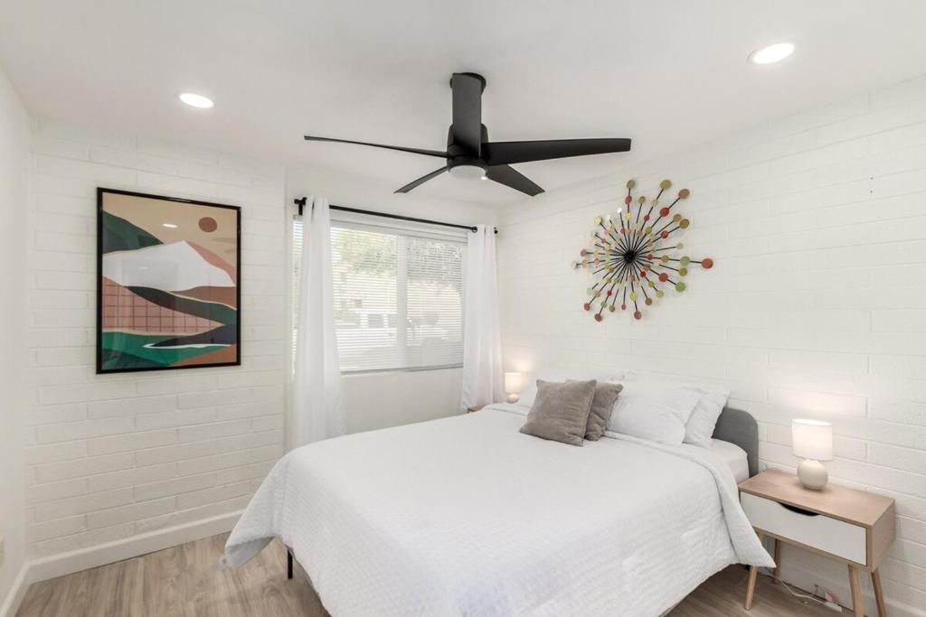 Voodi või voodid majutusasutuse Modern-industrial Old Town Condo Wpool, & Wd toas