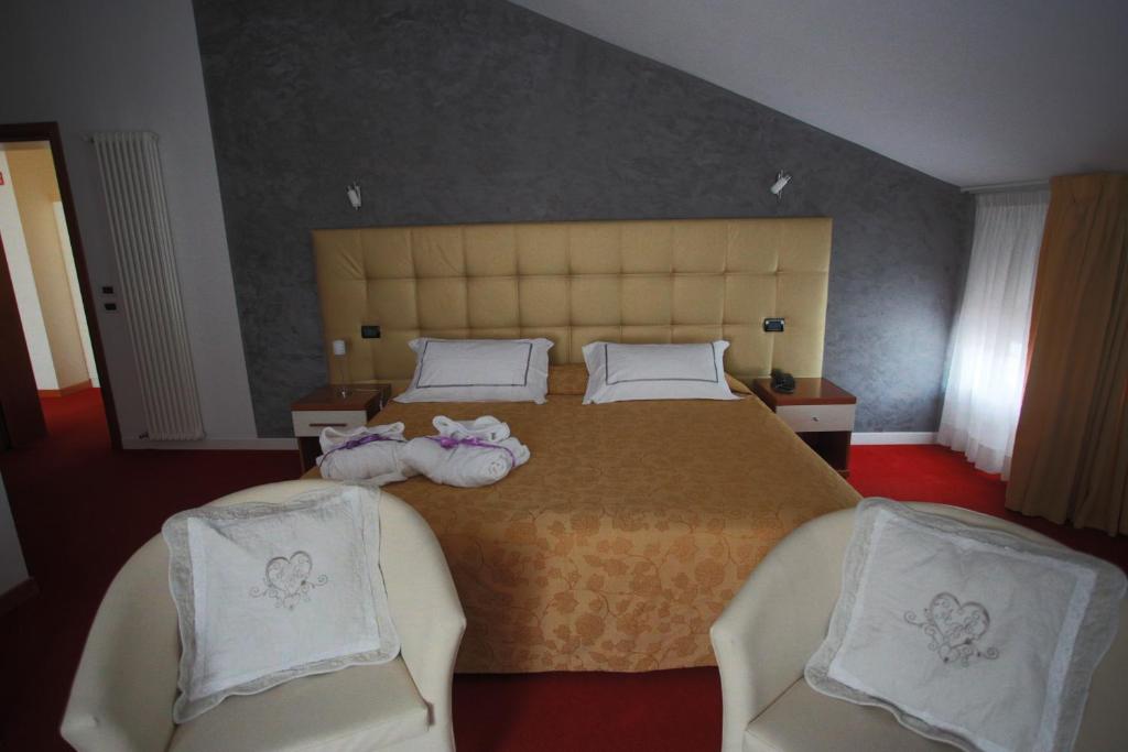 Postel nebo postele na pokoji v ubytování Hotel Roma