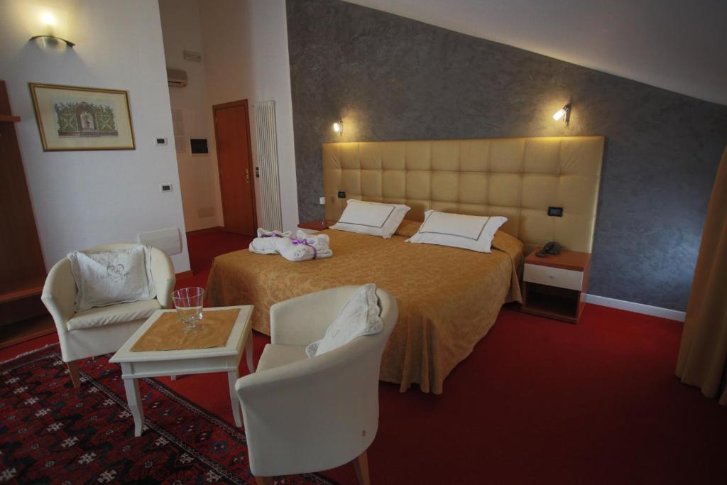 Postel nebo postele na pokoji v ubytování Hotel Roma