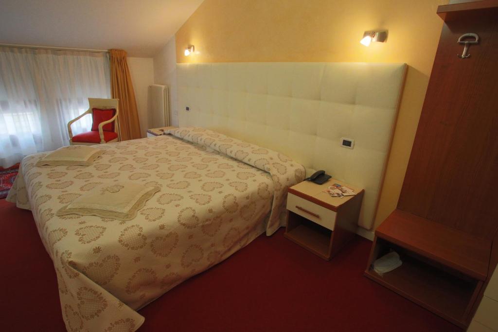 Postel nebo postele na pokoji v ubytování Hotel Roma