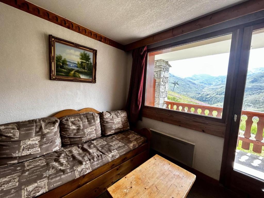 un salon avec un canapé et une fenêtre dans l'établissement Résidence Argentiere - Appartement 2 pièces pour 4/6 personnes MAE-3864, aux Menuires