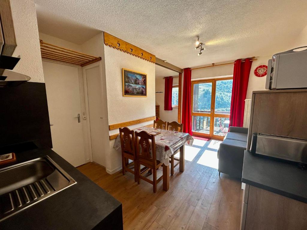 une cuisine avec une table et une salle à manger dans l'établissement Appartement économique 4 pers aux Menuires, 2 pièces, balcon, casier à skis - FR-1-452-165, aux Menuires