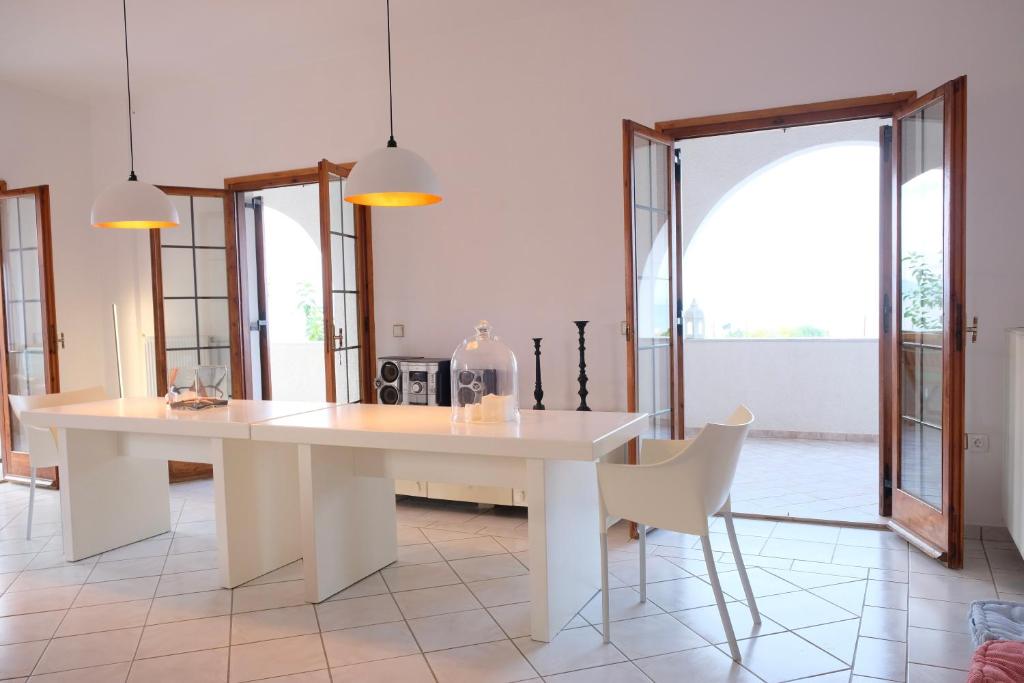 Fotografie z fotogalerie ubytování Spacious holiday house with seaview and garden v destinaci Áyioi
