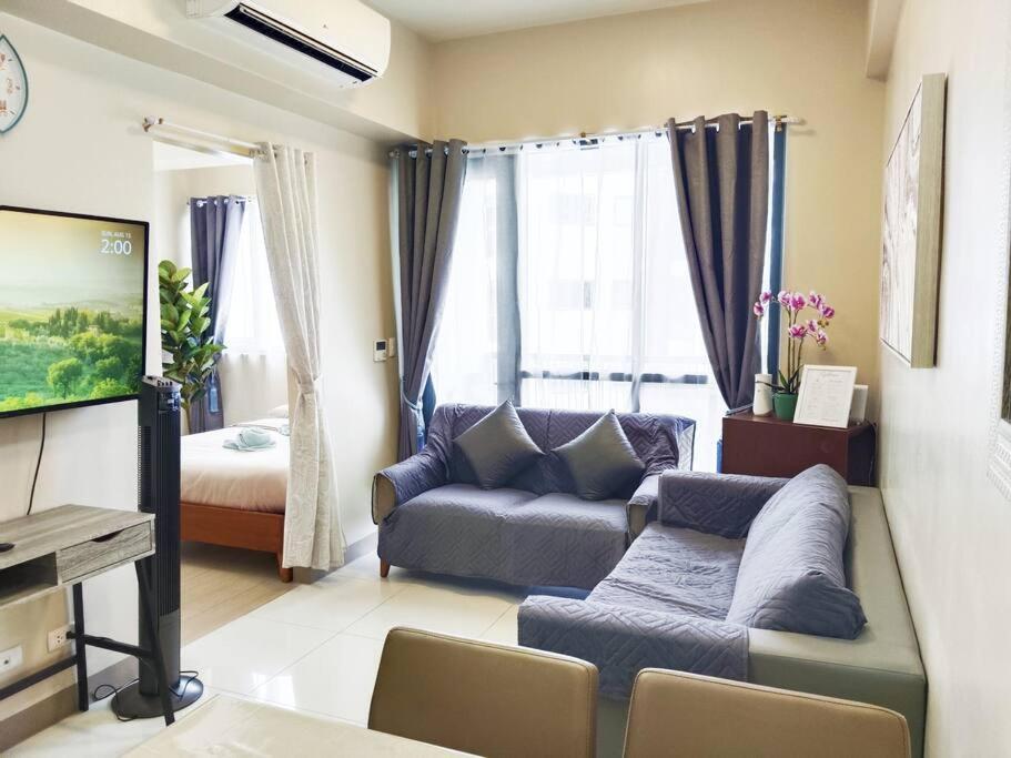 Zona d'estar a Rustic Retreat in Mactan Newtown