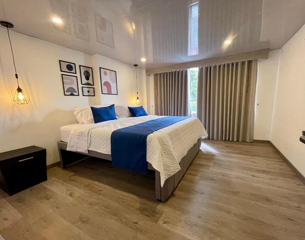 Postel nebo postele na pokoji v ubytování Hotel Embajada 44