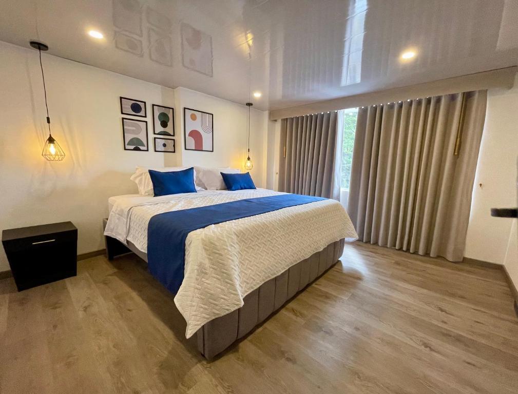 Postel nebo postele na pokoji v ubytování Hotel Embajada 44