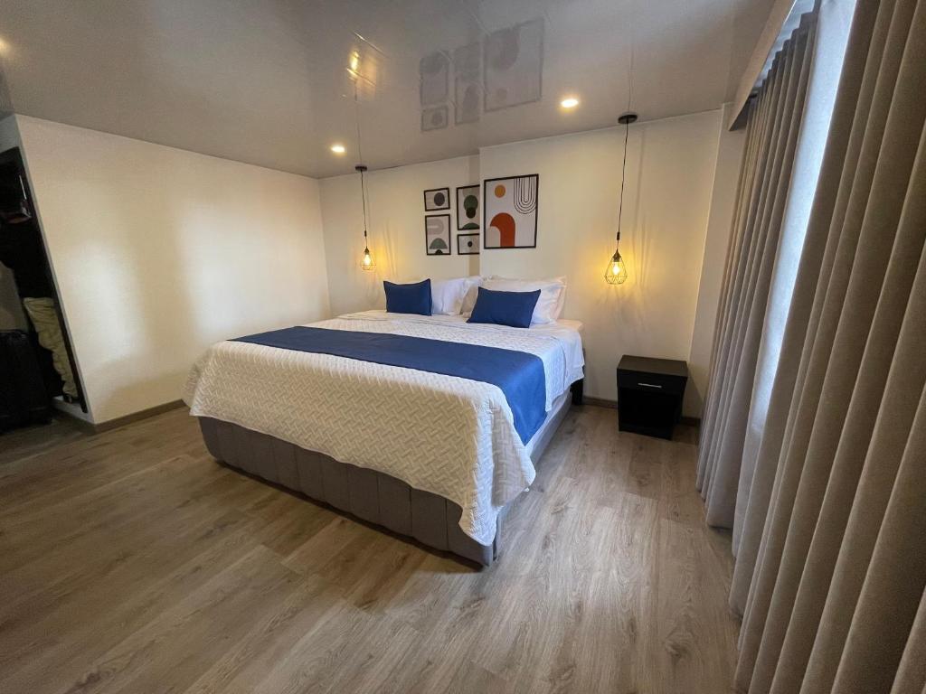 Postel nebo postele na pokoji v ubytování Hotel Embajada 44