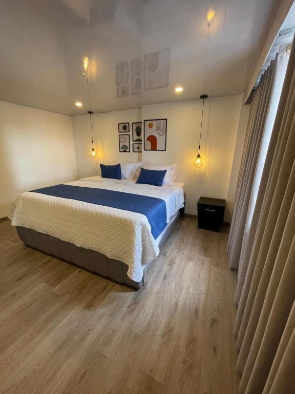 Postel nebo postele na pokoji v ubytování Hotel Embajada 44