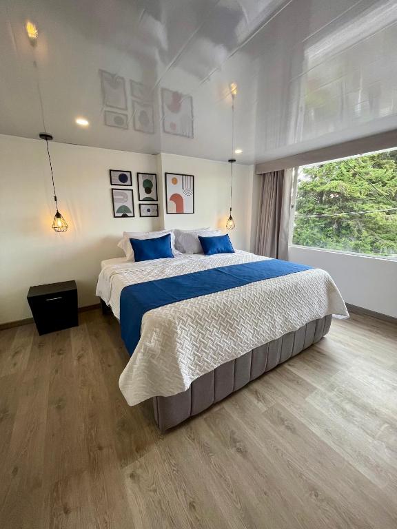 Postel nebo postele na pokoji v ubytování Hotel Embajada 44