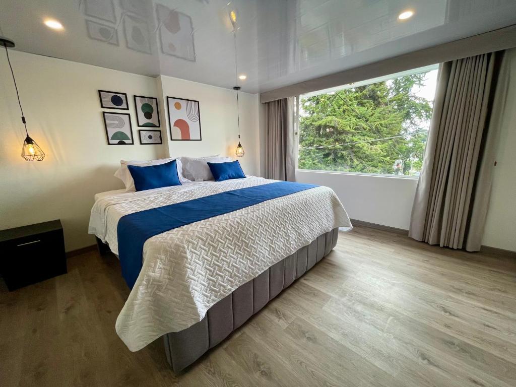 Postel nebo postele na pokoji v ubytování Hotel Embajada 44