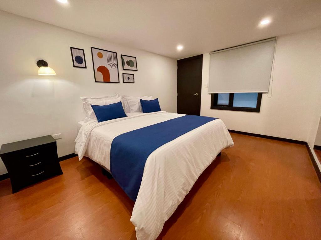 Postel nebo postele na pokoji v ubytování Hotel Embajada 44