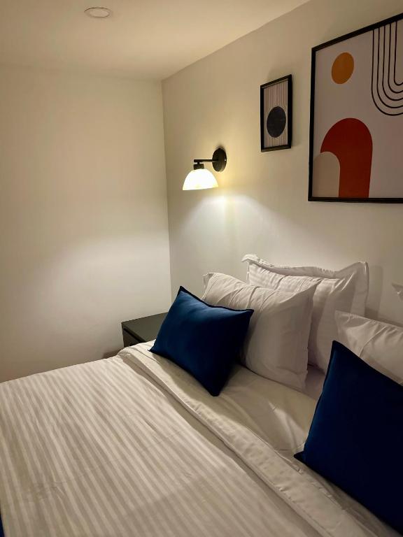 Postel nebo postele na pokoji v ubytování Hotel Embajada 44
