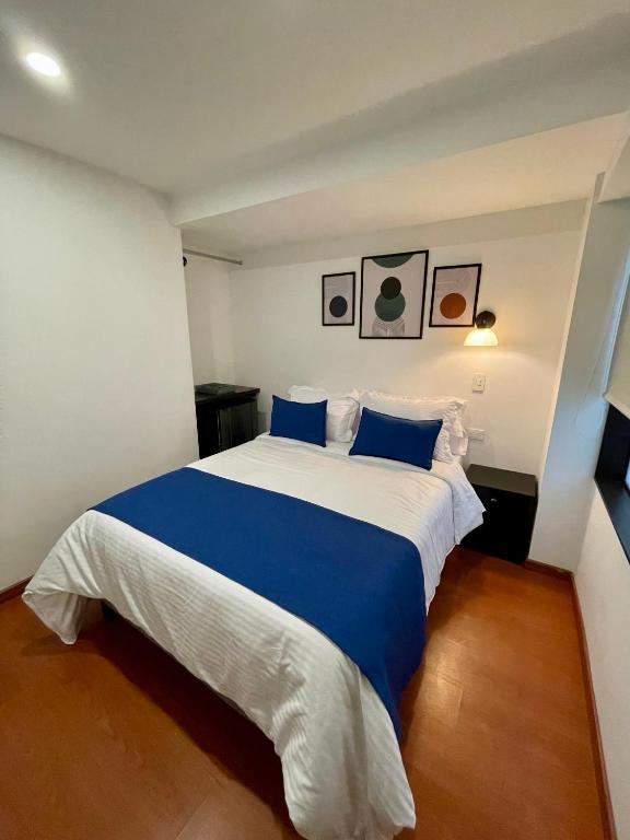 Postel nebo postele na pokoji v ubytování Hotel Embajada 44