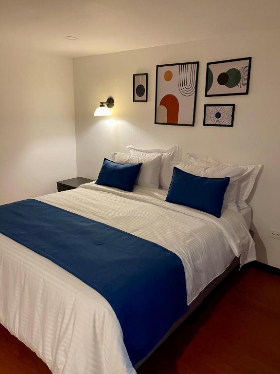 Postel nebo postele na pokoji v ubytování Hotel Embajada 44