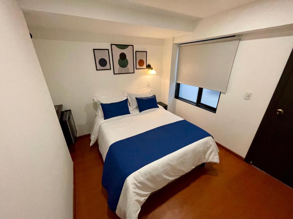 Postel nebo postele na pokoji v ubytování Hotel Embajada 44