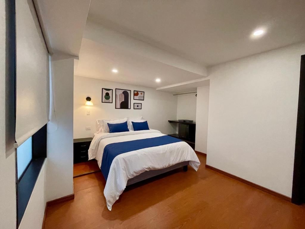 Postel nebo postele na pokoji v ubytování Hotel Embajada 44