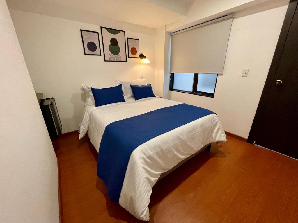 Postel nebo postele na pokoji v ubytování Hotel Embajada 44